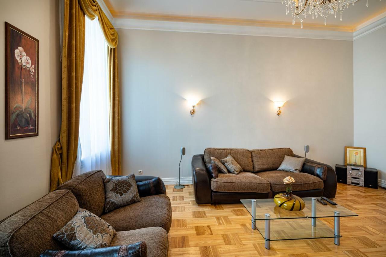 Old 2 Bedroom Vecpilsetas Street Appartement