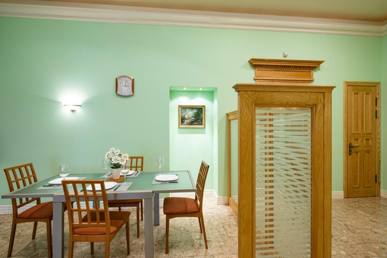 Old 2 Bedroom Vecpilsetas Street Рига