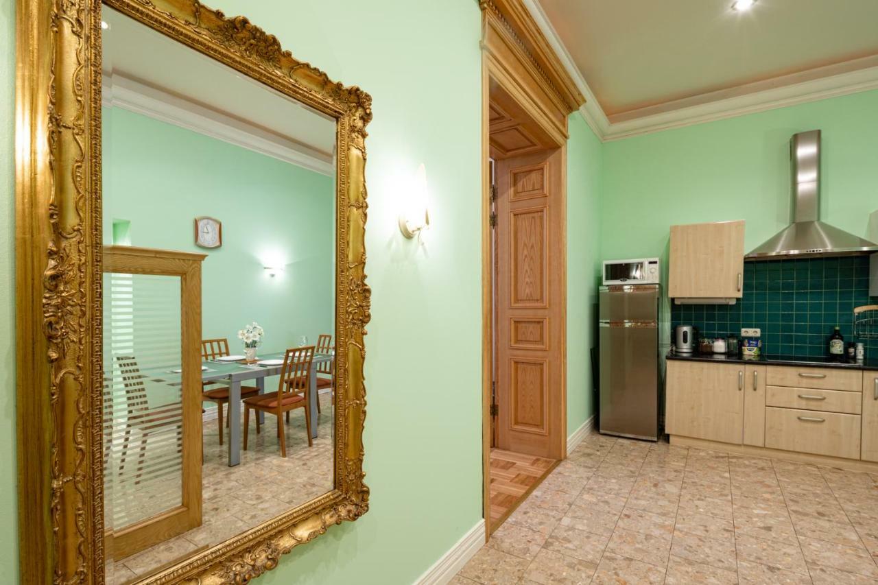 Old 2 Bedroom Vecpilsetas Street * Рига